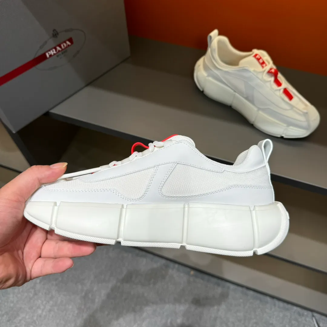 P460 PRADA/Prada men's lace-up leather casual sports shoes, the upper is made of cowhide leather and breathable mesh. It is soft, comfortable and breathable. The tongue is decorated with the PRADA brand letter logo. The thick rubber sole echoes the red label tongue. The style is fashionable and elegant. The details are carefully crafted. A casual sports shoe with a super western style and excellent breathability! Code number 38-45 (45 customized)